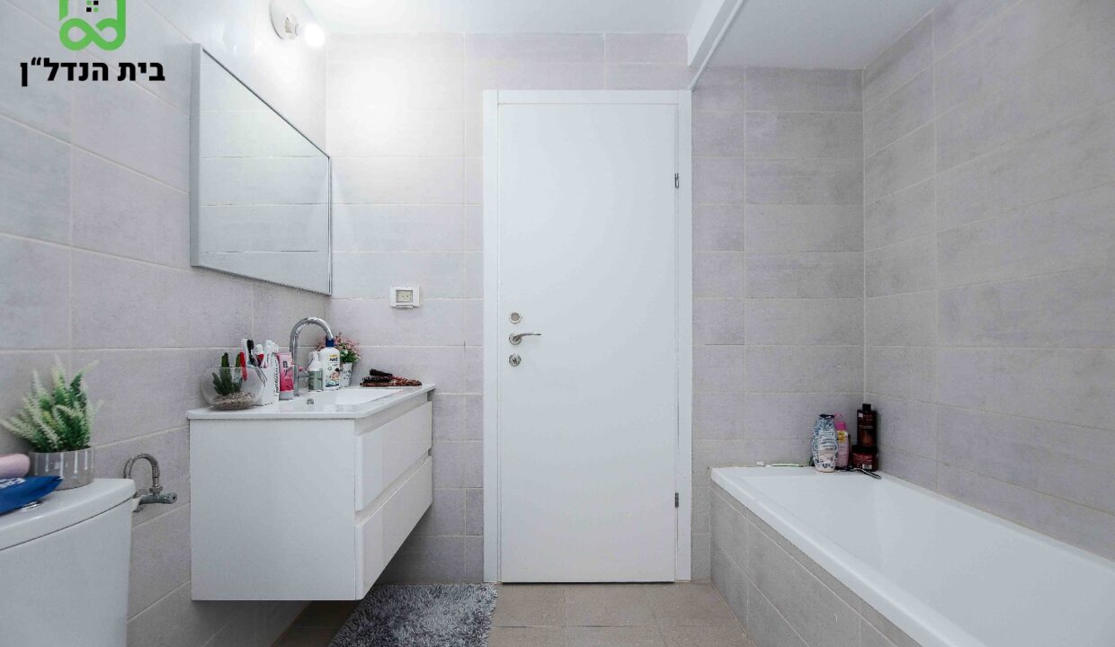 דירה למכירה בפרדס חנה-כרכור: 5 חדרים מרווחת בשכונת נווה פרדסים