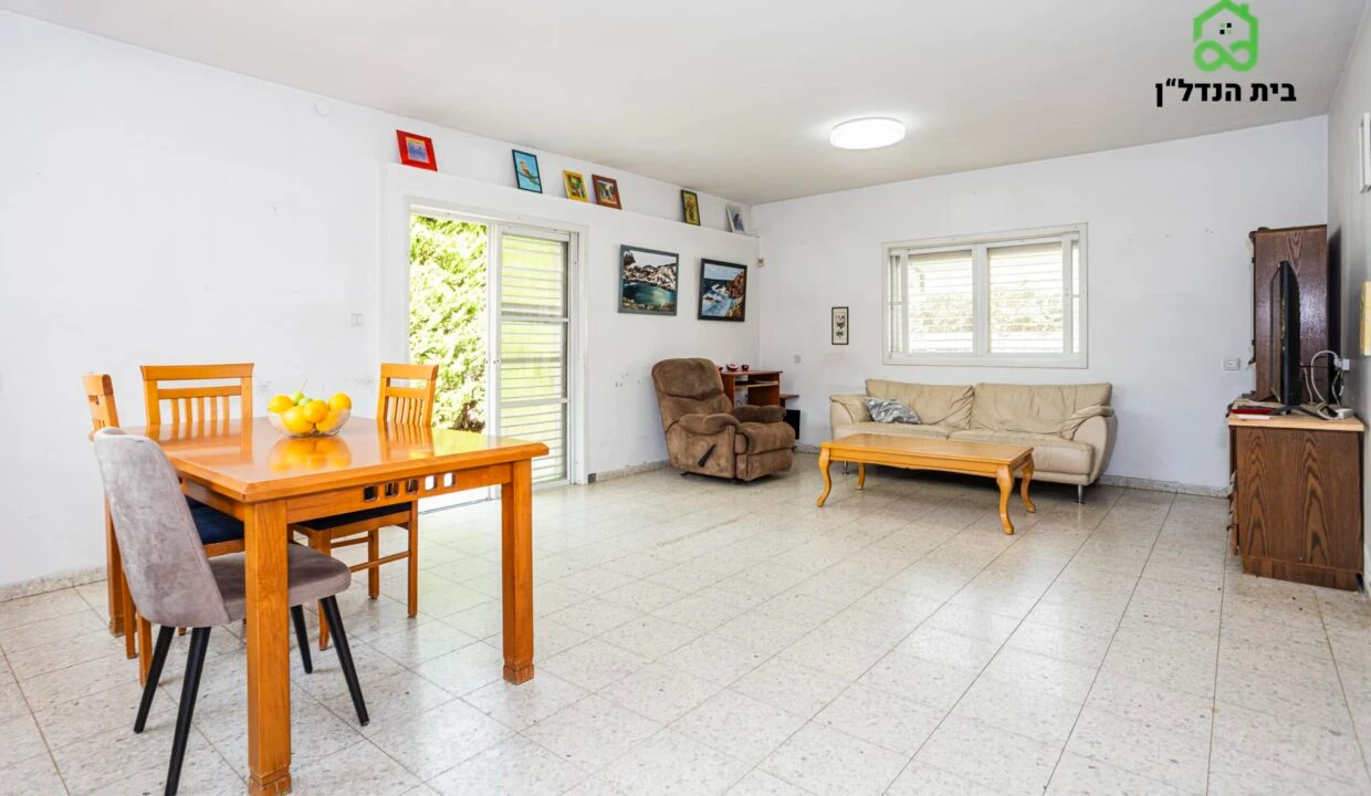 בית שטוח למכירה בפרדס חנה-כרכור: 4 חדרים על שטח גדול