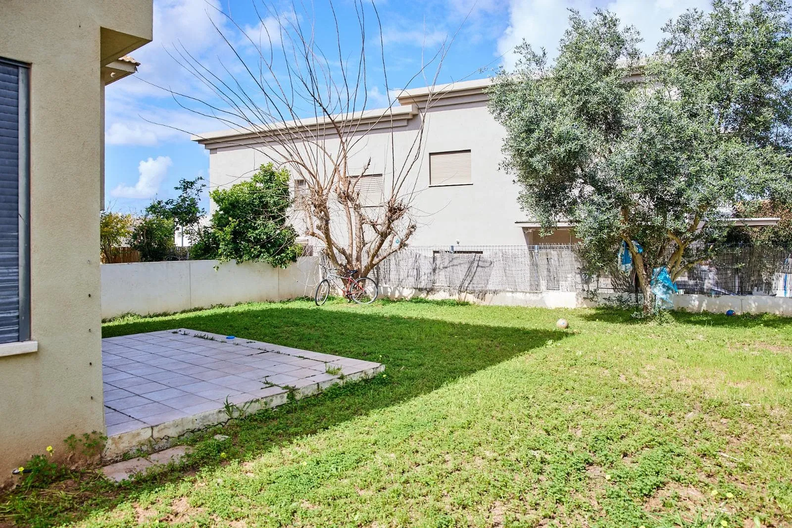 דו משפחתי למכירה בבנימינה - על שטח גדול