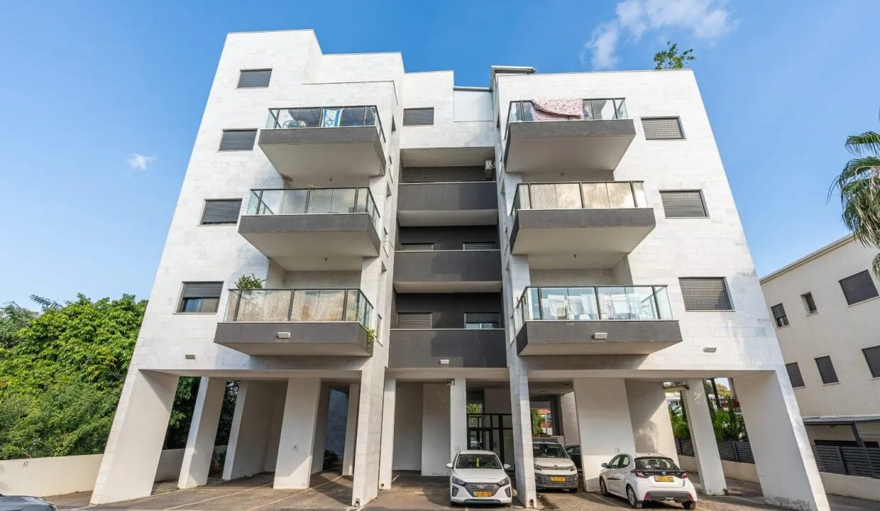 דירה למכירה בפרדס חנה מרכז – 4 חדרים בניין בוטיק שקט ונגיש