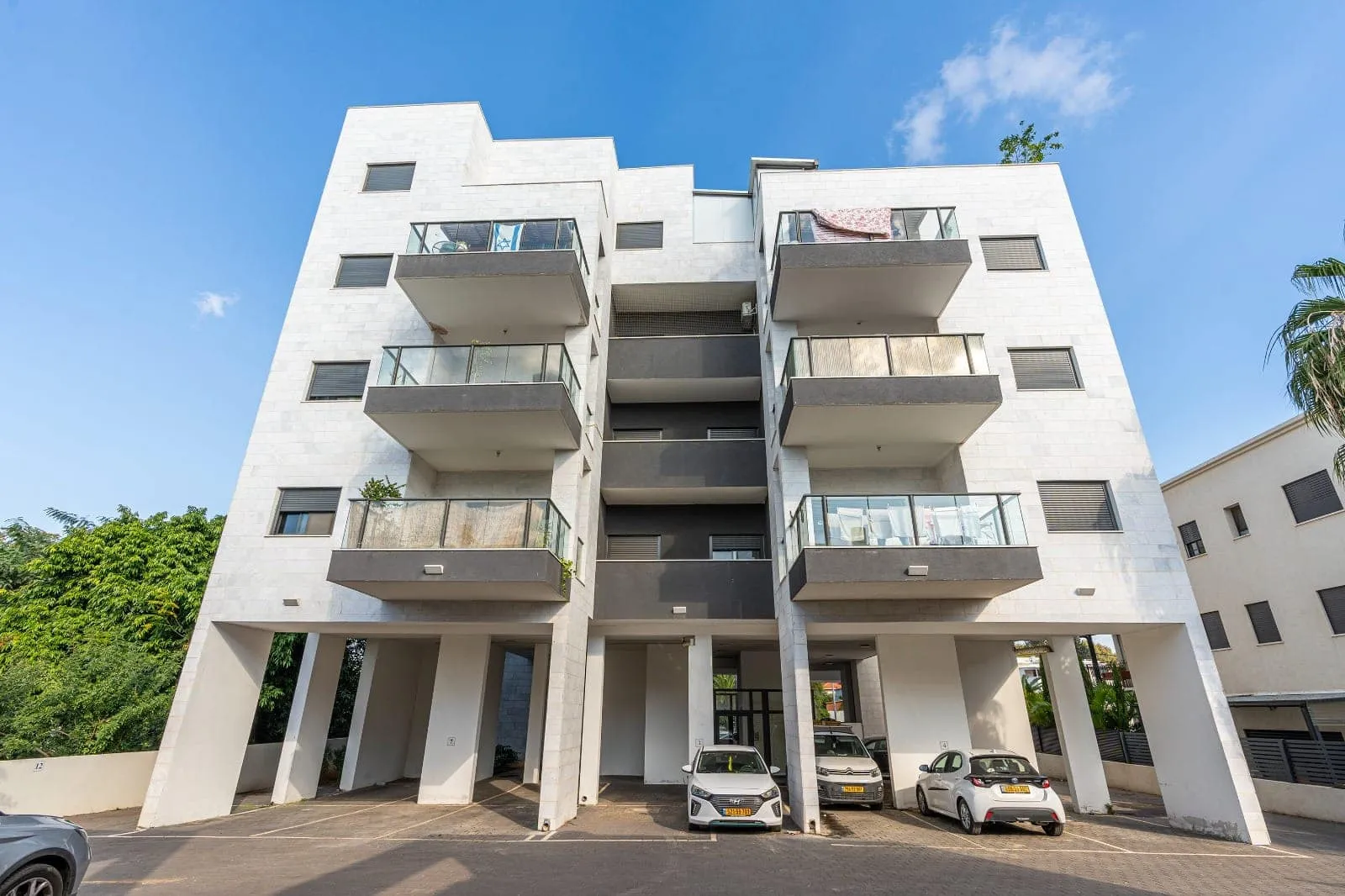 דירה למכירה בפרדס חנה מרכז – 4 חדרים בניין בוטיק שקט ונגיש