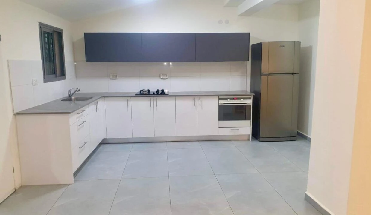 בית סבתא נדיר למכירה בפרדס חנה-כרכור: משופץ ברחוב הגאון